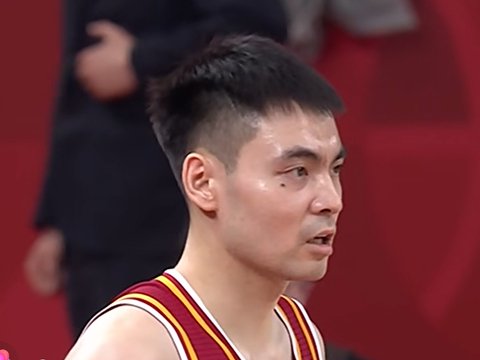 王博很生气！冲进场内质疑吹罚，被直接驱逐出场