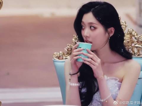 恩恩主动坐小新位置旁，小新默默靠近引心动