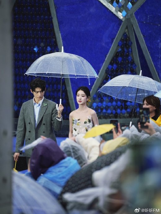 雨中红毯共撑一伞！影版《偷偷藏不住》主演首秀封神