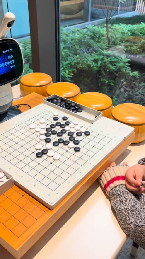养老院还有一个机器人可以跟你下围棋！