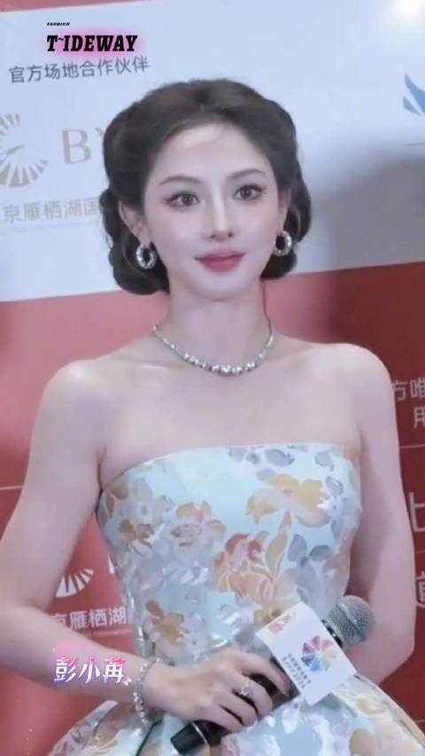 谁被彭小苒的肩颈杀惊艳！35岁红毯状态能打，肩颈线条优越，自律太动人