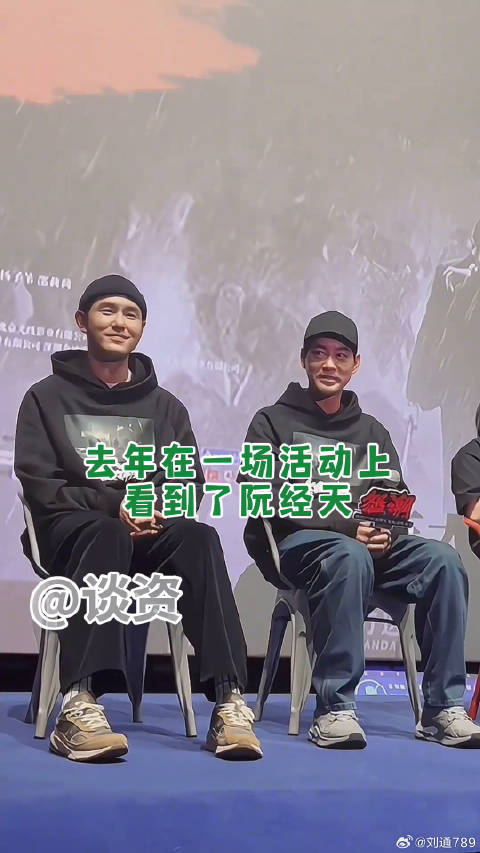 41岁的阮经天悄悄比耶配合粉丝拍照