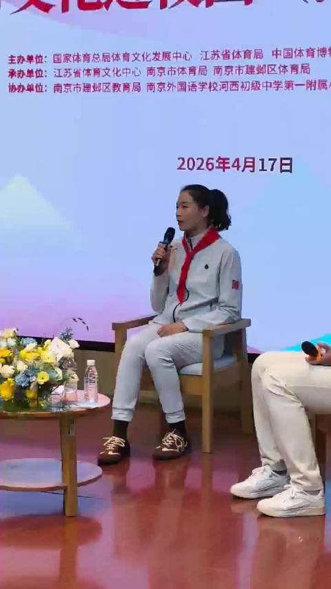 张常宁魏秋月徐云丽同框进校园，里约冠军传承女排精神