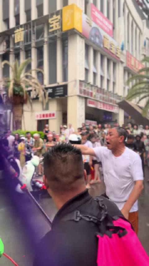云南泼水节电动车事故频发，强拉车门引安全隐患