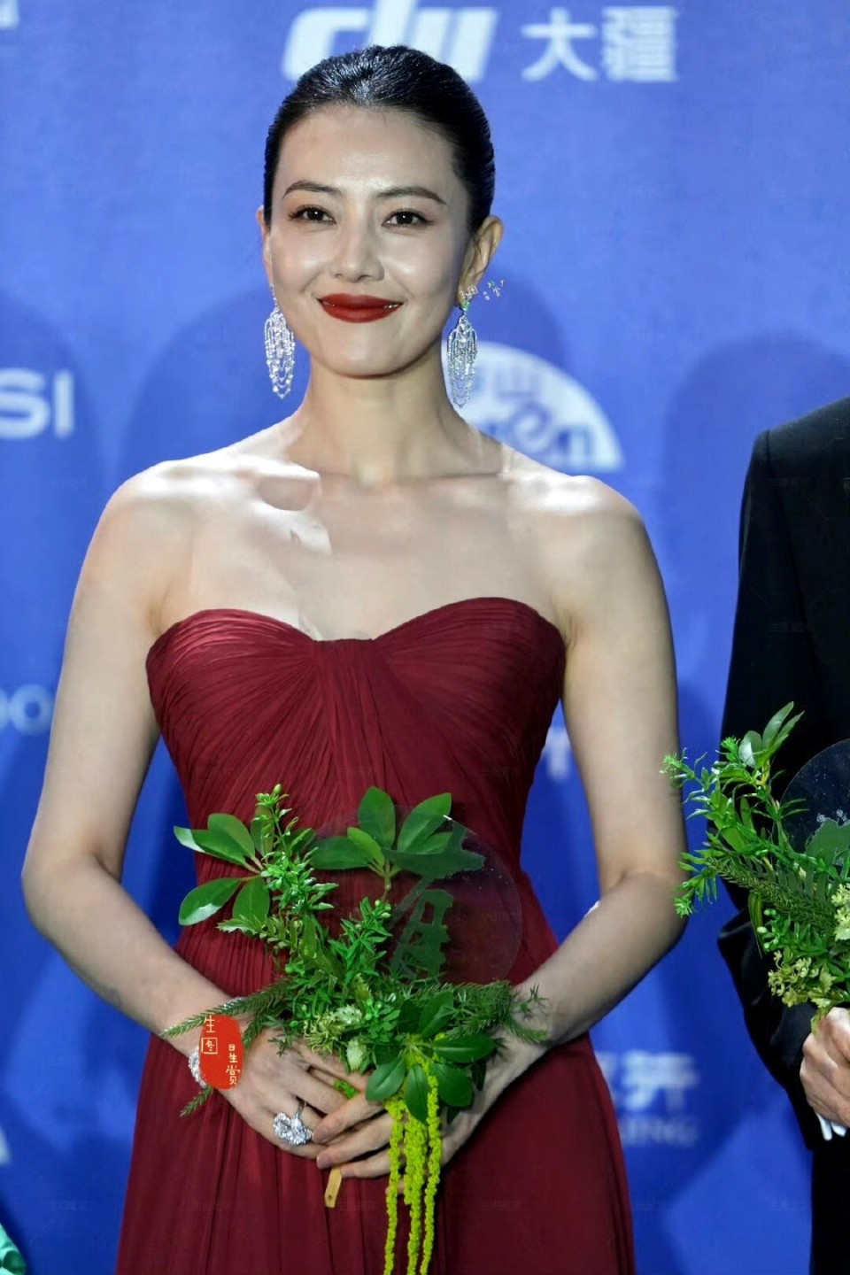 北影节红毯：高圆圆绝美，周冬雨干瘪，马丽太壮，舒淇惊艳