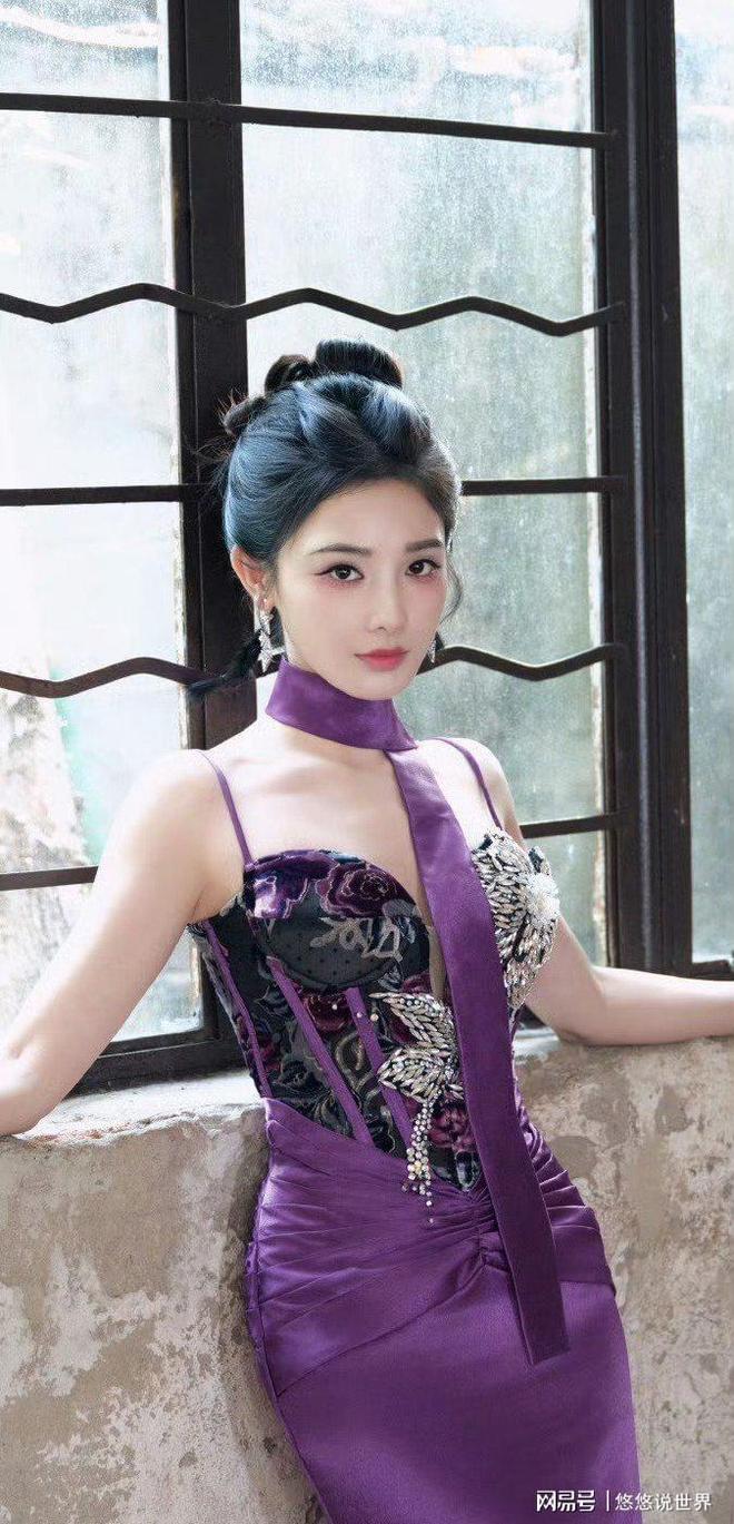 彭小苒紫裙杀疯了！古韵鱼尾裙，美出新高度