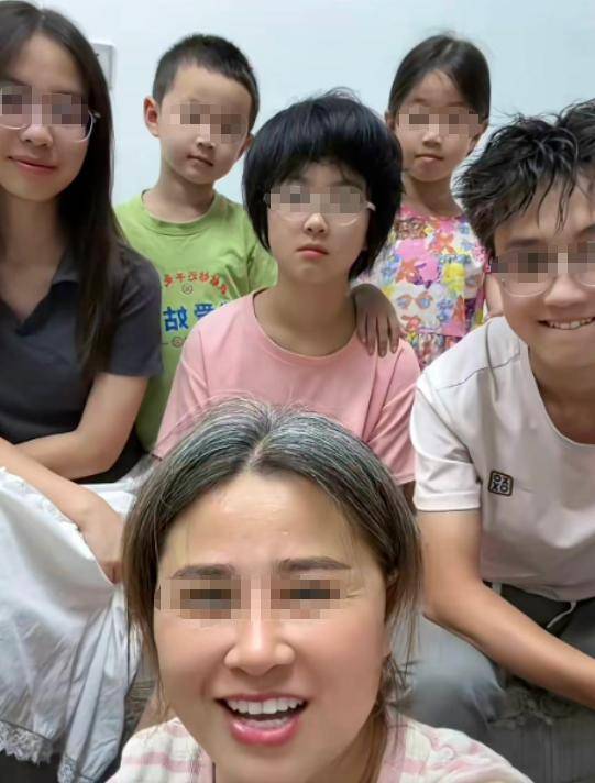 8岁女孩捧6张奖状给妈妈上坟，背后是姑姑一人带5娃，不到40岁满头白发的全力托举