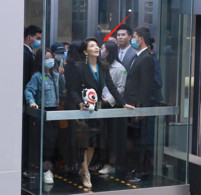 刘涛现身新浪扫楼，路人镜头状态好，怼脸自拍颜值过于真实