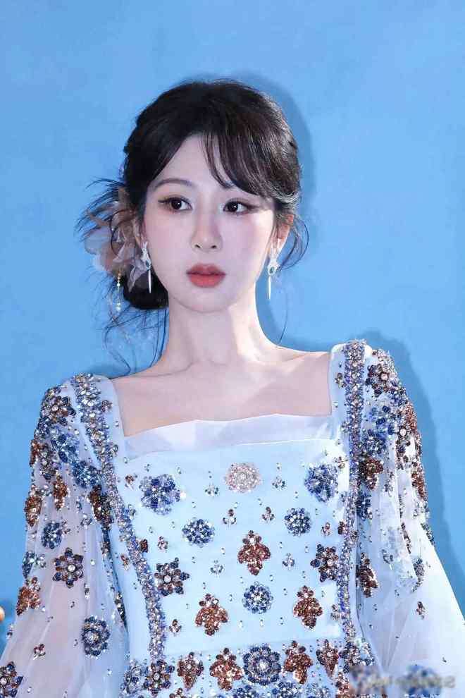 杨紫反差美出圈，可盐可甜氛围感拉满