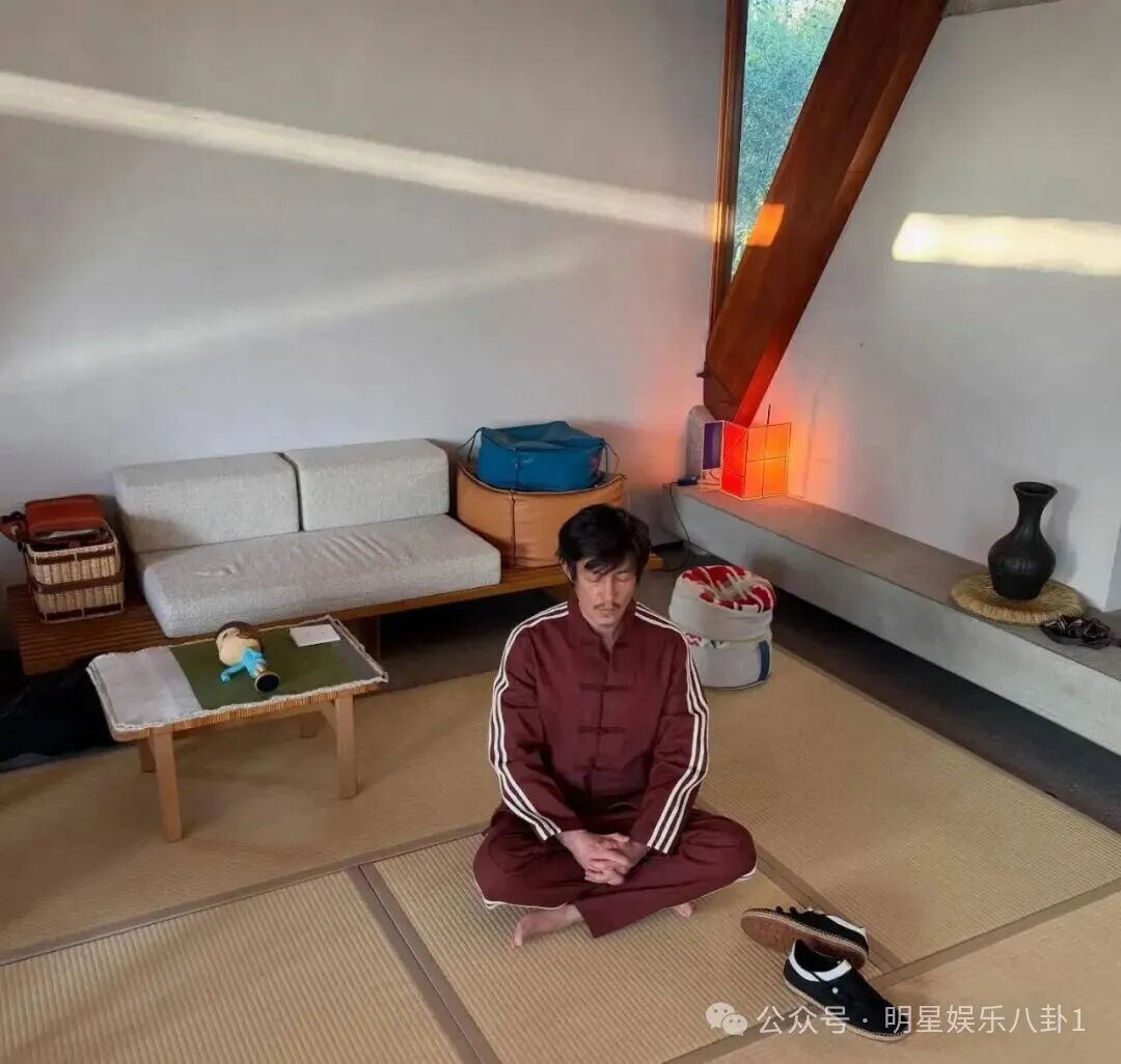 陈冠希晒打坐近照,留小胡子被网友调侃撞脸赵本山