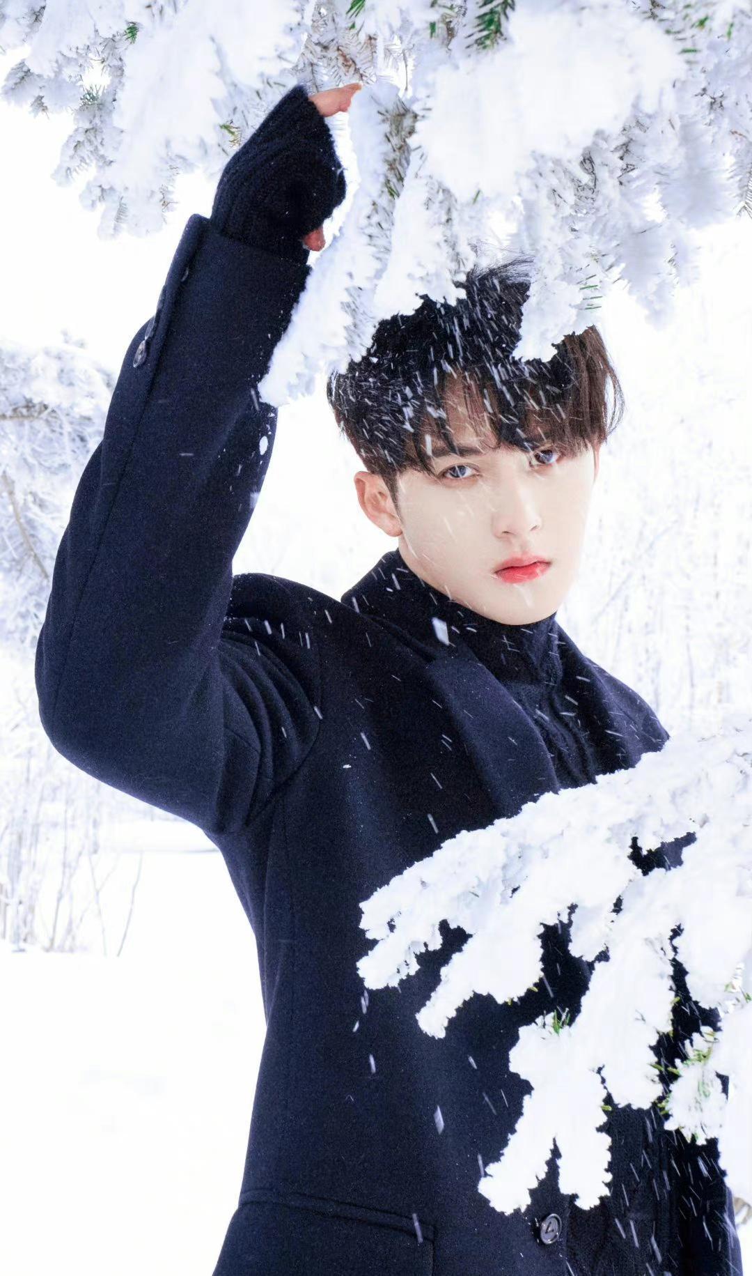 檀健次雪中大片:氛围感拉满～