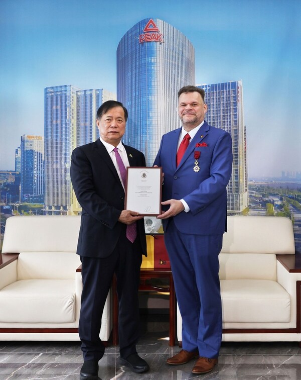 许景南获授比利时王冠勋章 匹克促进中比文体交流获肯定