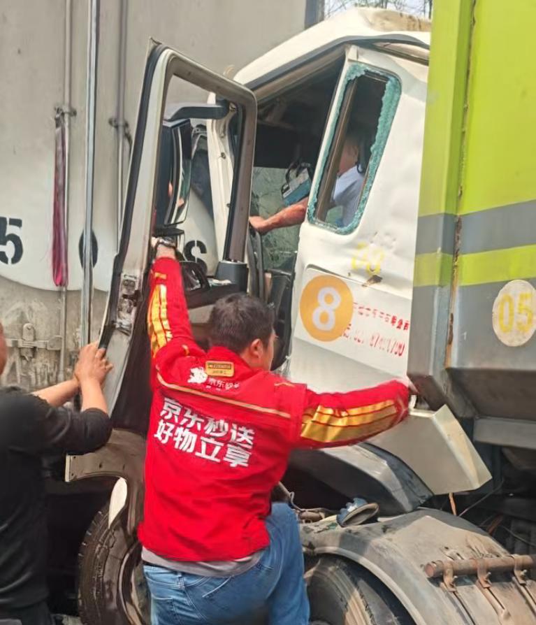 车祸现场驾驶室严重变形，司机被困，危急时刻江夏三位“红骑侠”及时出手