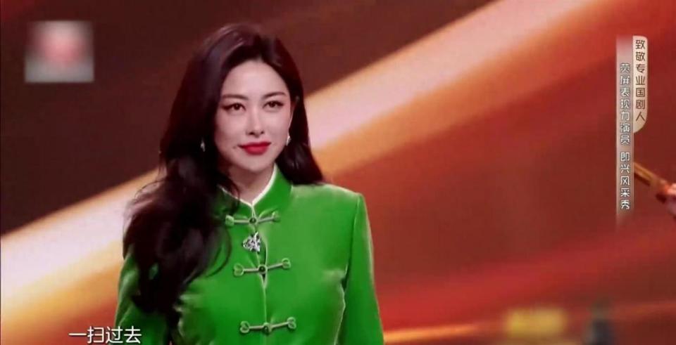 最美女星朱珠走红毯!一身新中式丝绒套装,走起路来自带气场