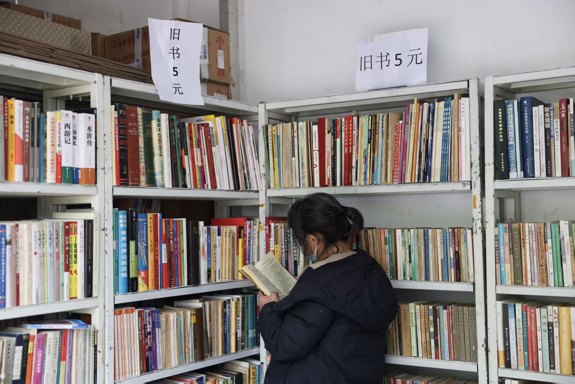 市民在翻閱舊書。第三屆全國古舊書展銷年會將帶來10個省市古舊書店的數萬種珍本。新京報記者 浦峰 攝