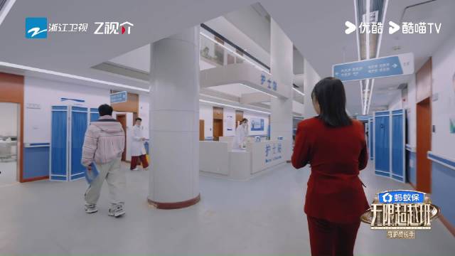 开思源即兴搭戏吴镇宇，下跪演绎情绪反差