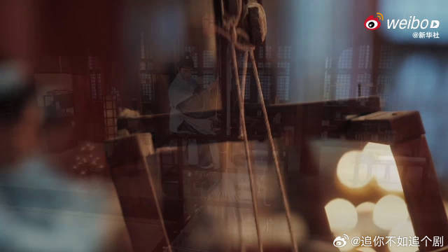 焦俊艳《顾盼锦年》实景还原宋锦织造工序展现千年美学