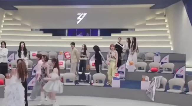 王濛孙怡浪姐互动亲密，贴耳说悄悄话