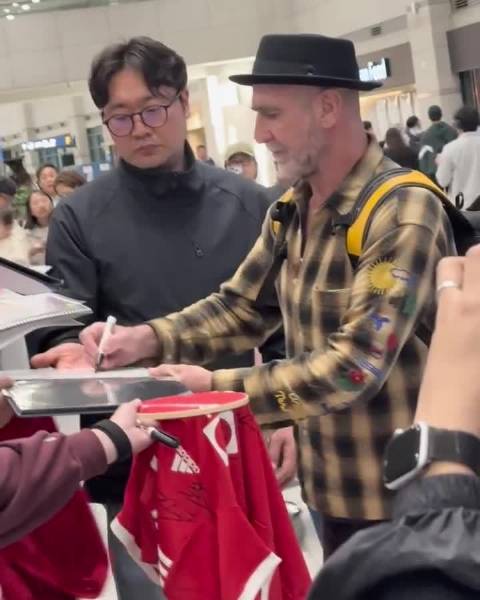 坎通纳抵韩，明日率曼联传奇队对阵水原三星