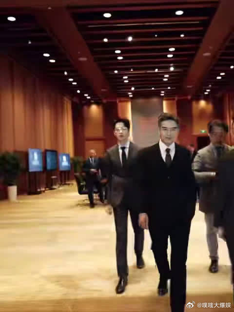 魏大勋模仿向佐引爆笑,杨迪粤语控场