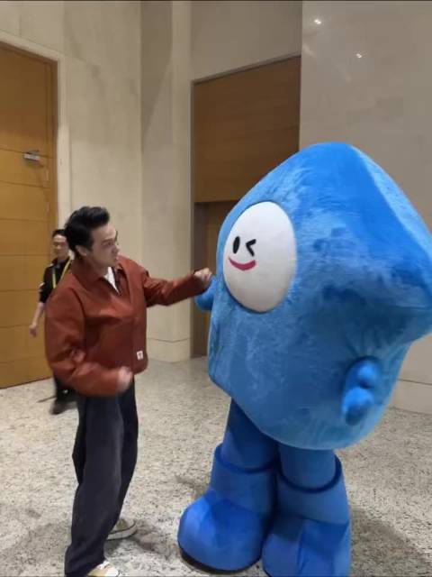 笑亖我 看着老吴拍保崽的肚子 但感觉他拍的是自己的肚子