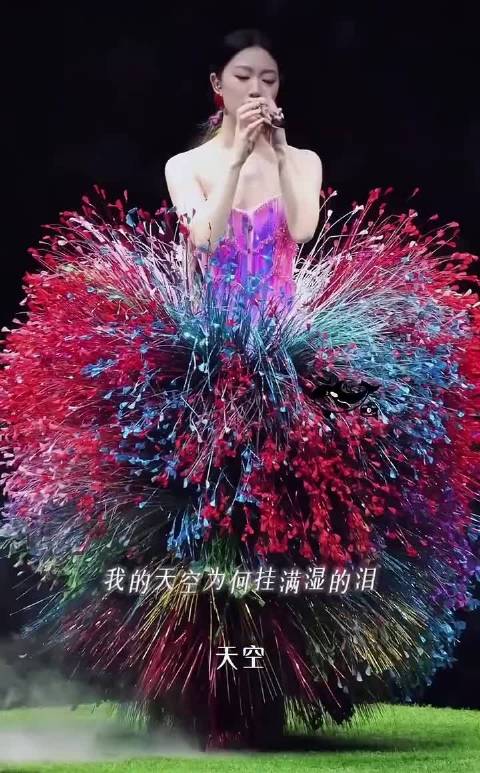 单依纯造型复刻王菲风，清冷气质高度重合