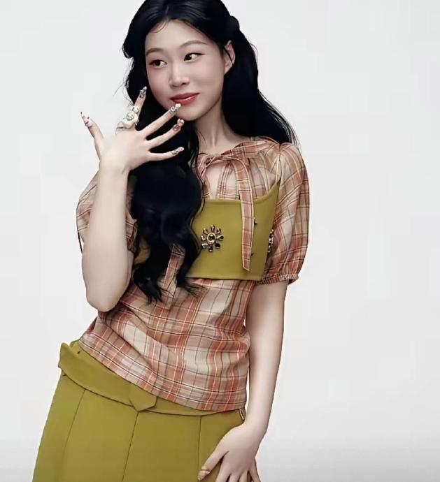 沈佳润之前对于拒绝做双眼皮的回应，与她这次展现的原生美有何关联？