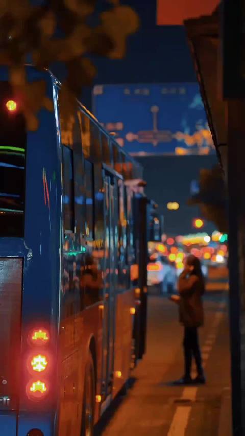 城市夜景美丽却现落寞