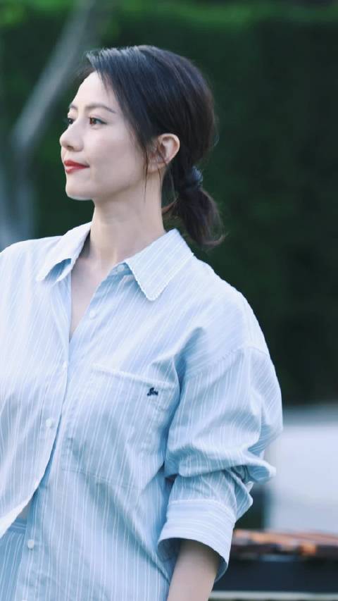 高圆圆一身浅蓝色条纹衬衫裙亮相，清透自然的氧气美人