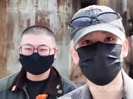 他俩凑一块儿，活脱脱是低山臭水撞上噪音制造机