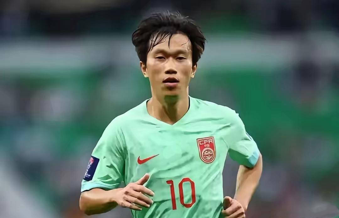 申花与大连英博转会僵局难解：吕焯毅买断受阻，谢鹏飞租借被拒