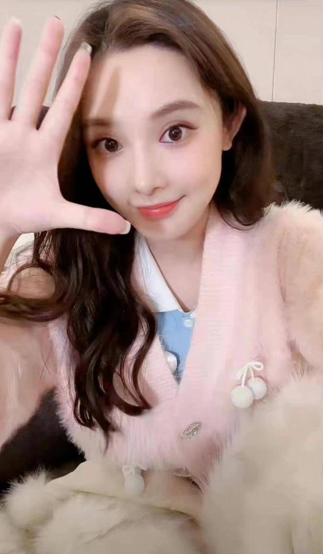 彭小苒直播风趣有梗，网友：外表冷艳，实则是搞笑女！