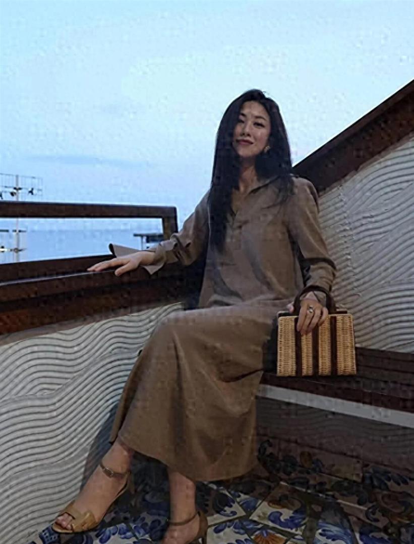 朱珠深夜晒最后一波度假照,被老公搂着脖子好甜蜜 一家三口好幸福_新闻