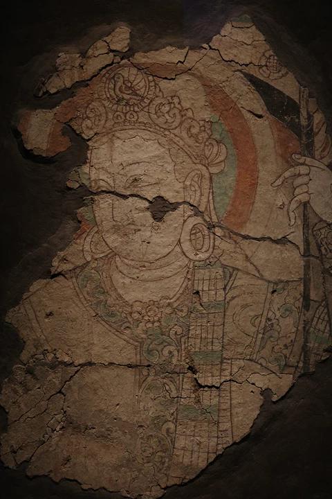 和田地區博物館展示的唐代毗沙門天像壁畫，出土自當地策勒縣佛寺遺址。古代和田曾是一個知名的佛教國家。新京報記者 戴軒 攝