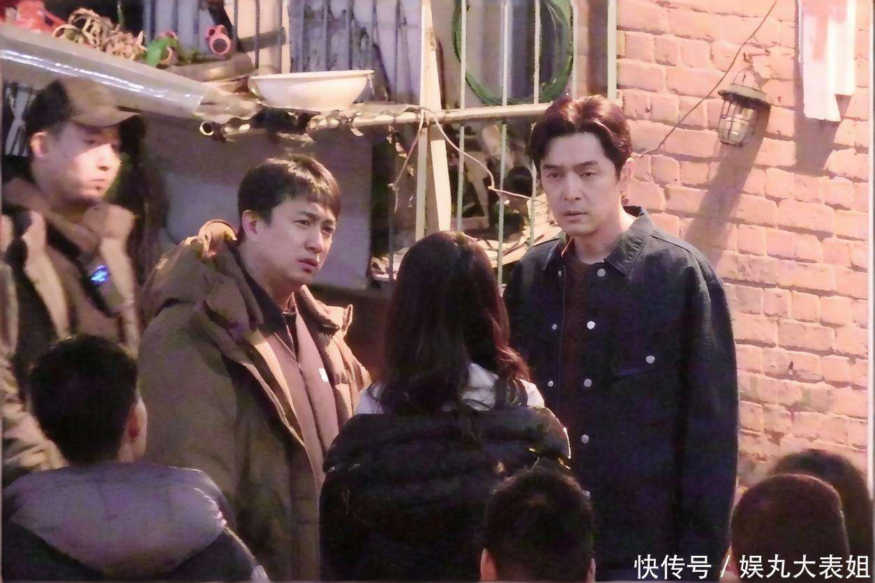 胡歌李沁《人间有味》路透，导演黄磊示范讲戏，现场氛围超好!_片场_剧中_角色