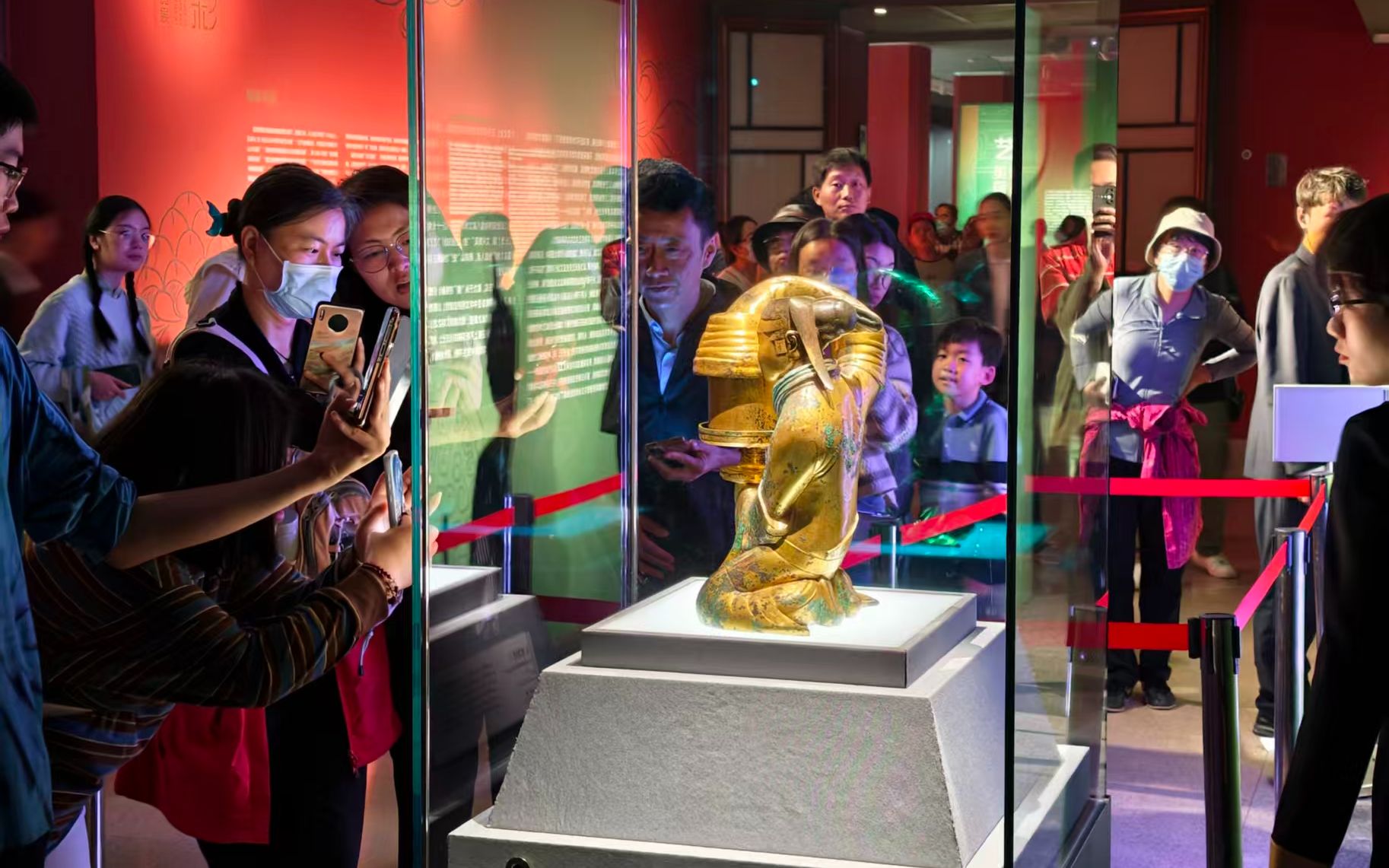 4月18日，中國美術館，觀眾在觀看首日展出的西漢長信宮燈。新京報記者 浦峰 攝