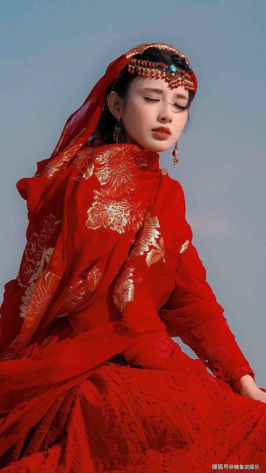 又被彭小苒惊艳到了!穿复古旗袍宛如绝世名伶,明眸皓齿好漂亮