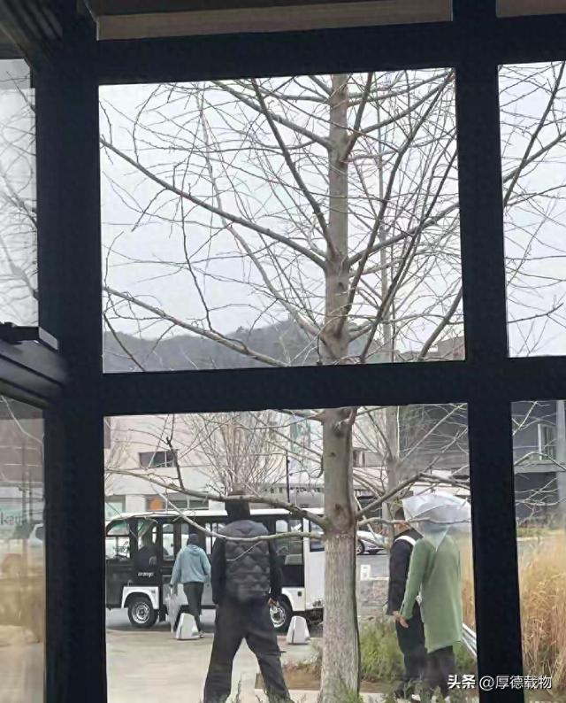 魏晨一家五口度假被偶遇!183身高太惹眼，夫妻轮流抱3岁儿子超宠_厚德载物