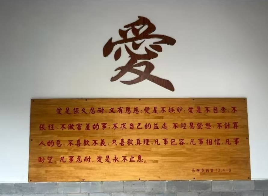 朱珠庆结婚五周年,与老公吃路边摊小吃,4岁女儿超萌出镜像妈妈