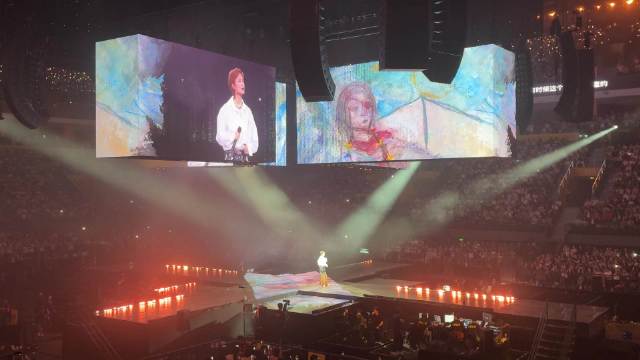 李宇春演唱会唱主题曲，大屏展示张子枫画作