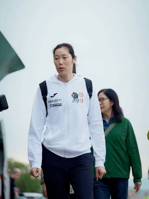 朱婷开启第七季留洋征程，郎平现场助阵意大利联赛