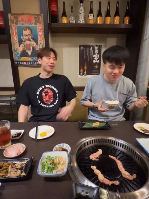 烤肉师傅小林‍已上线：我已经hold住全场了 王冠闳：这个烤牛舌！