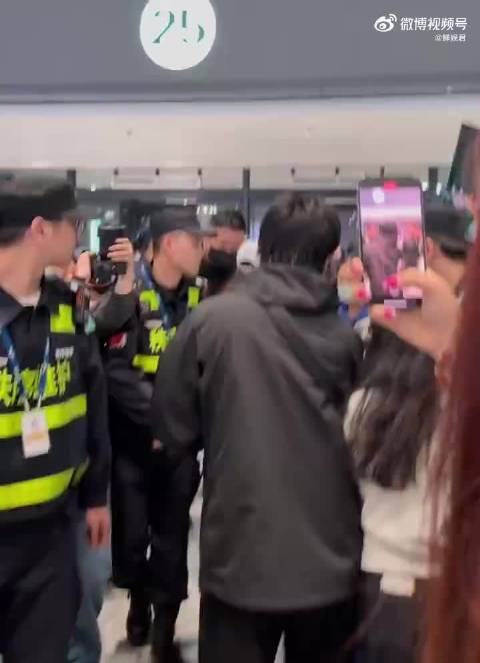 73岁赵雅芝机场被挤险些摔倒，凌晨报平安显温柔