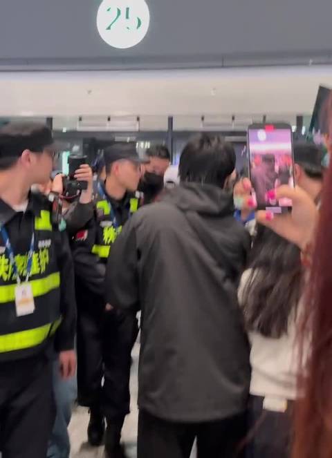 赵雅芝凌晨现身机场被围堵险摔倒，工作人员及时搀扶