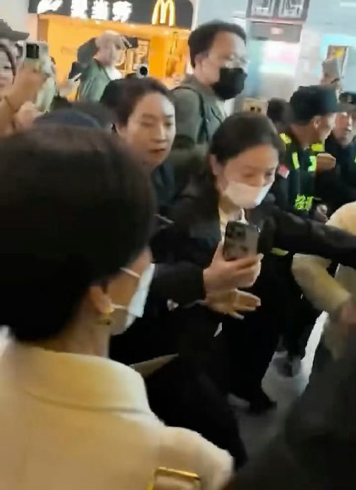 赵雅芝深夜温柔报平安，险遭推挤背后高龄艺人安全问题引深思