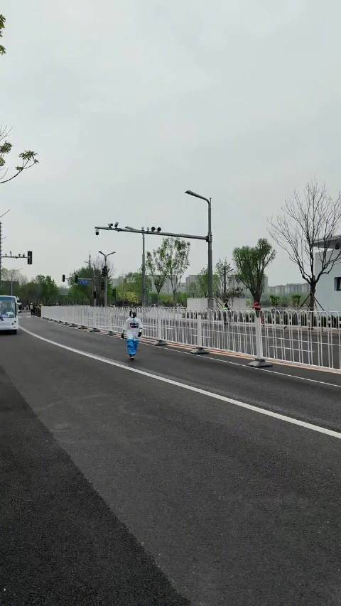 机器人跑步比赛表现不佳，被调侃像向佐易迷失