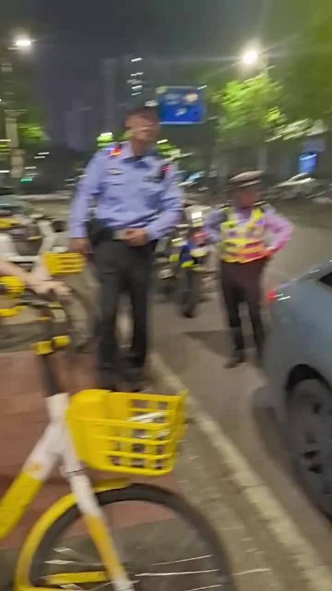 女子网约车开门磕台阶愿赔50元遭拒，司机指逃逸引报警