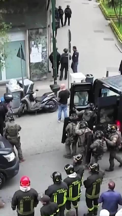 意大利那不勒斯银行劫案，三至四名劫匪劫持二十余人后逃逸