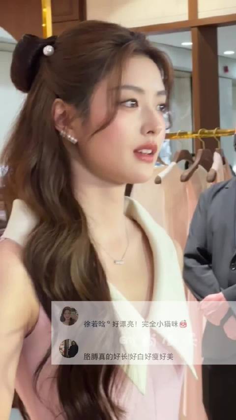 张艺凡/徐若晗~杭州万象城同框，美女都是薄薄的，香香的