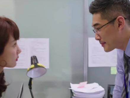 邱莹莹此刻正凝视着你——当年的你，那份无畏的勇气令我深深折服